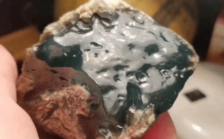 缅甸的翡翠原石价格？玻璃种和冰种翡翠原石你更爱哪一个？